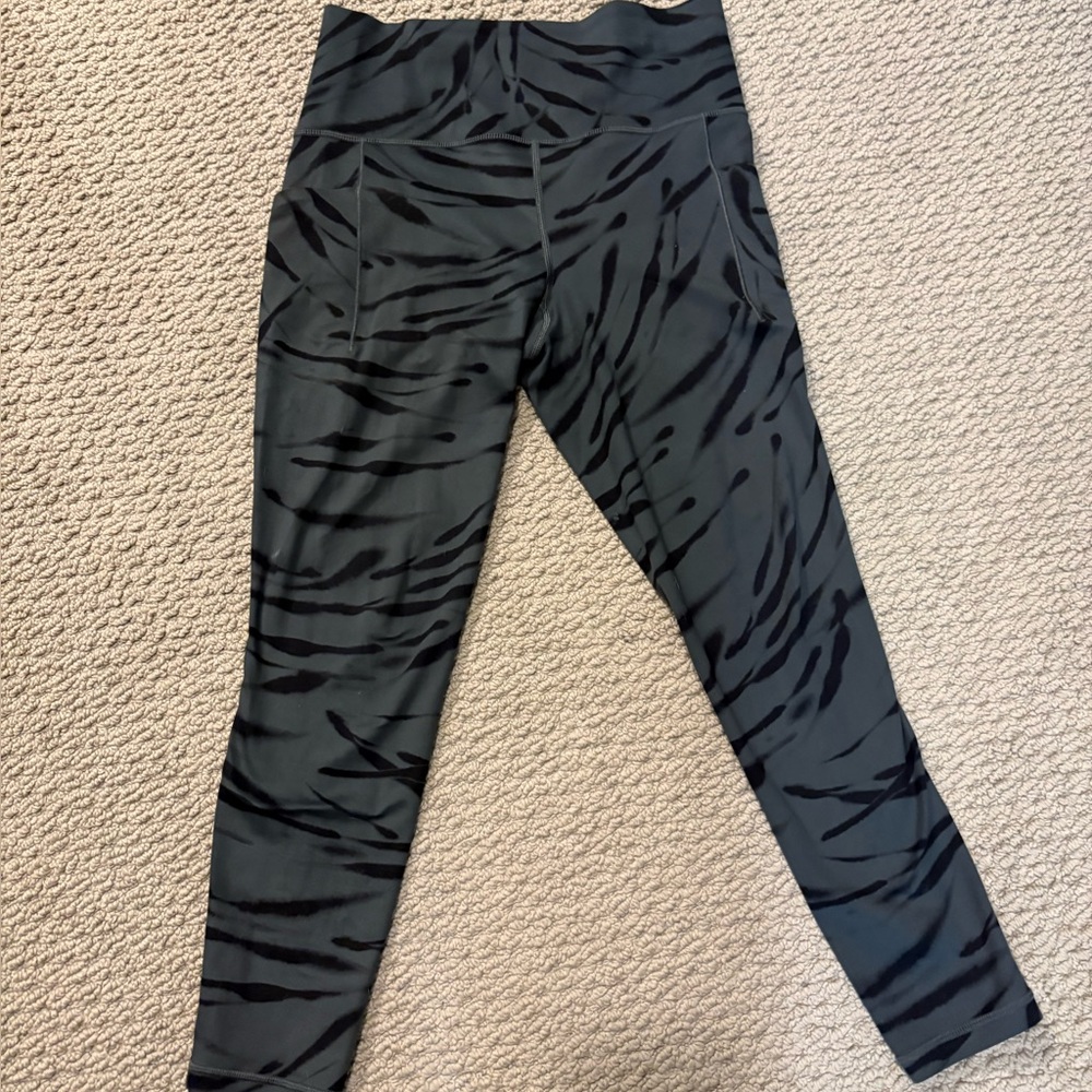 Athleta salutation stash pocket 7/8 tights